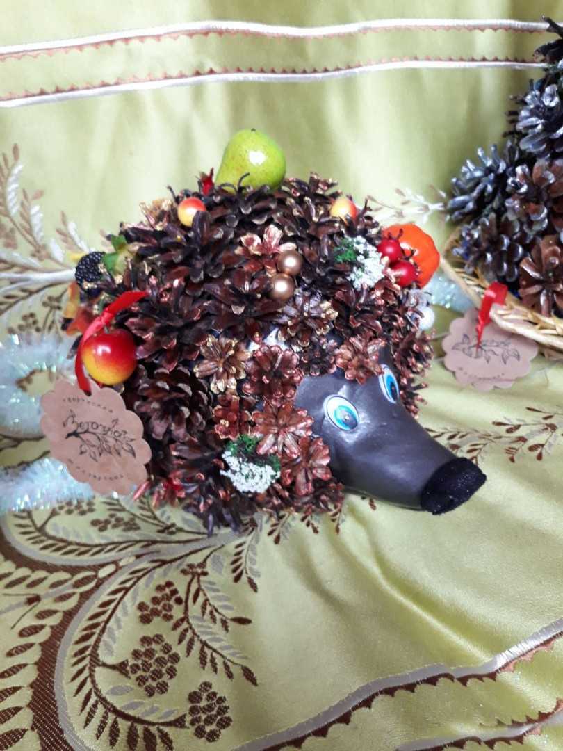 Ежик из шишек поделка в школу